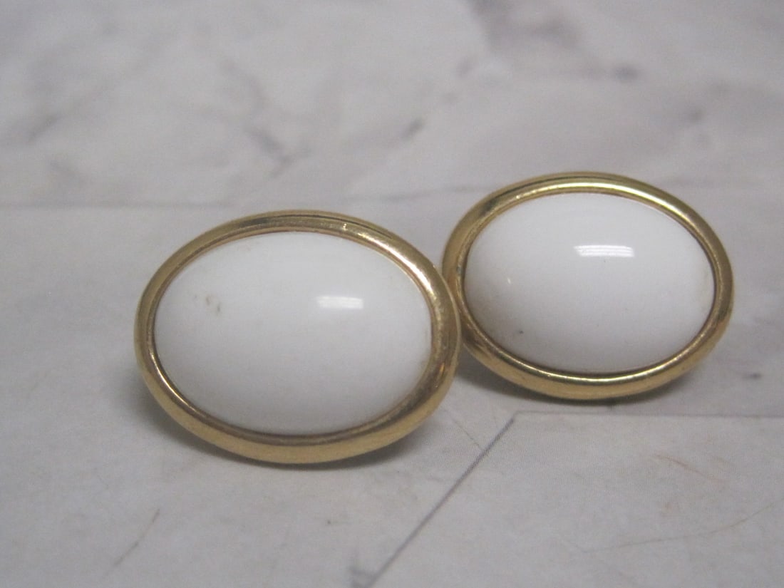 Vintage Trifari White & Gold Clip Earrings: .