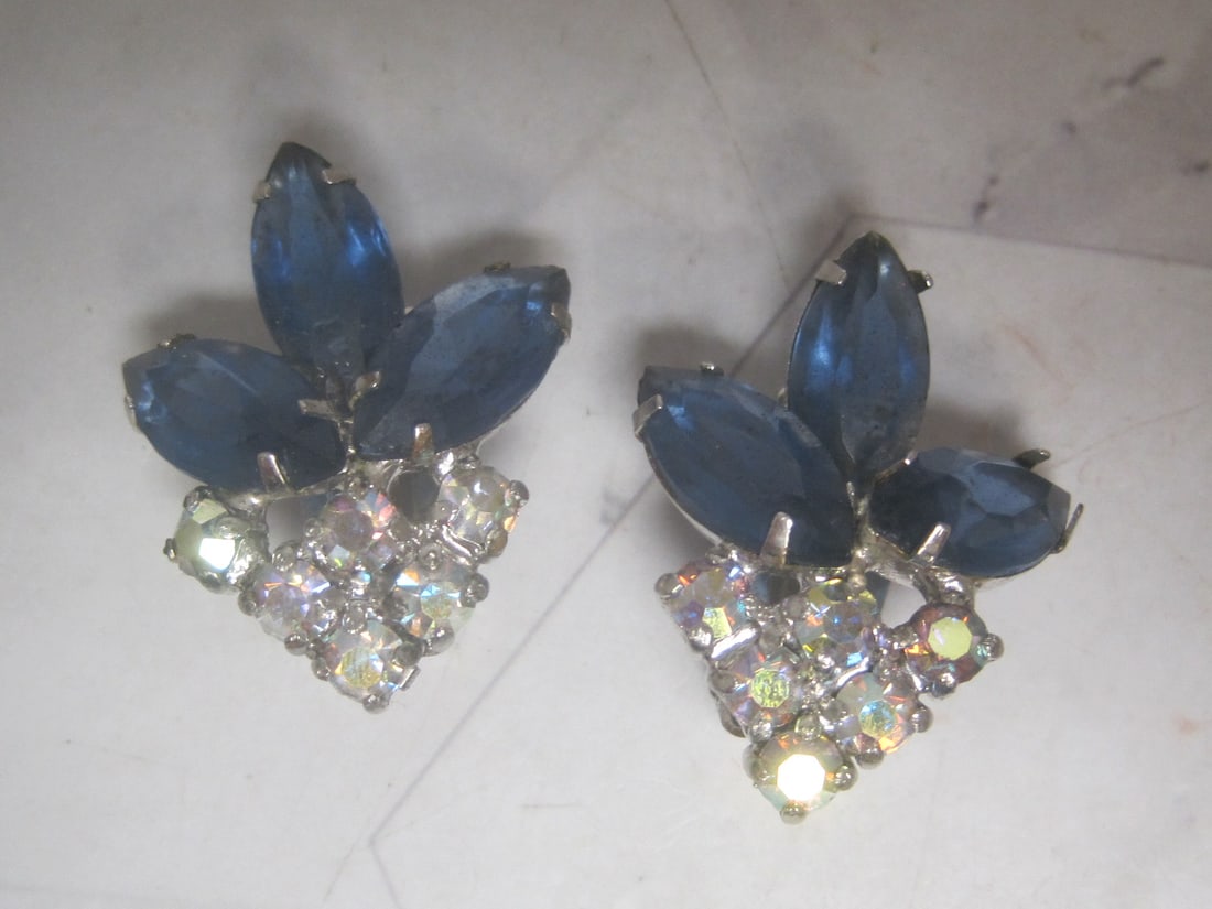 Vintage Rhinestone Clip Earrings: .
