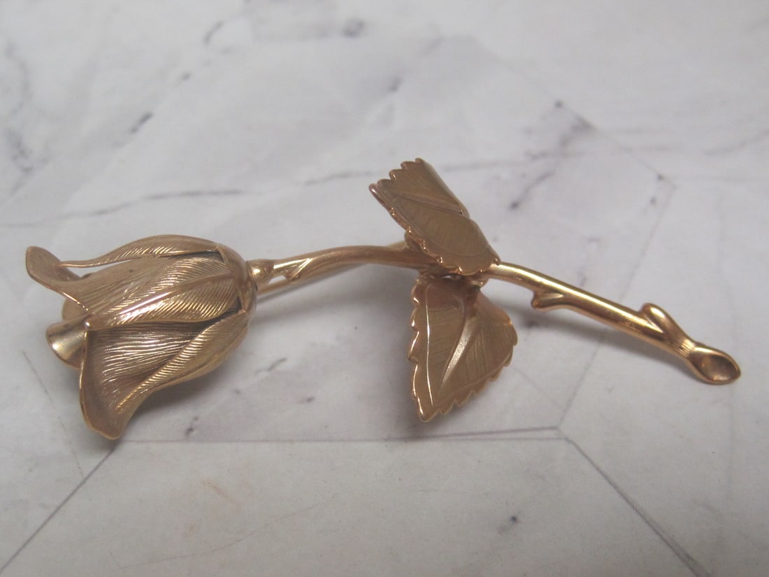 Vintage Goldtone Rose Brooch: .