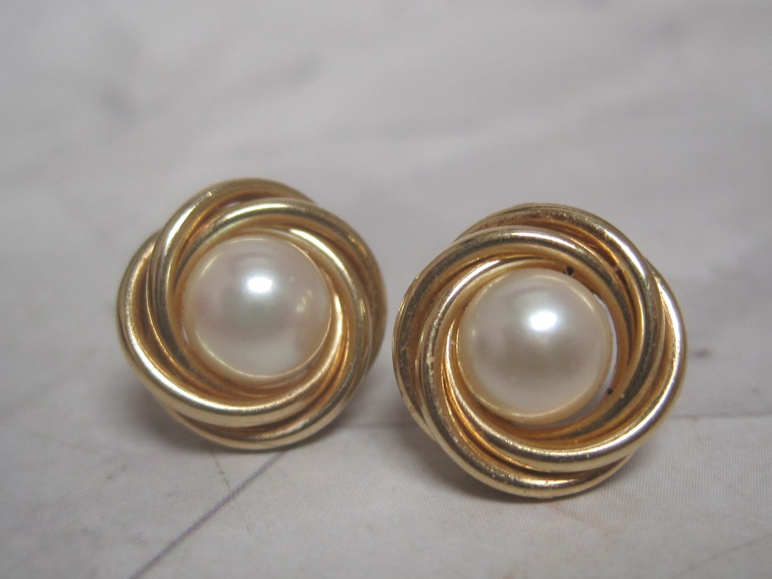 14k Gold Pearl Earrings: Weighs 2.6 grams