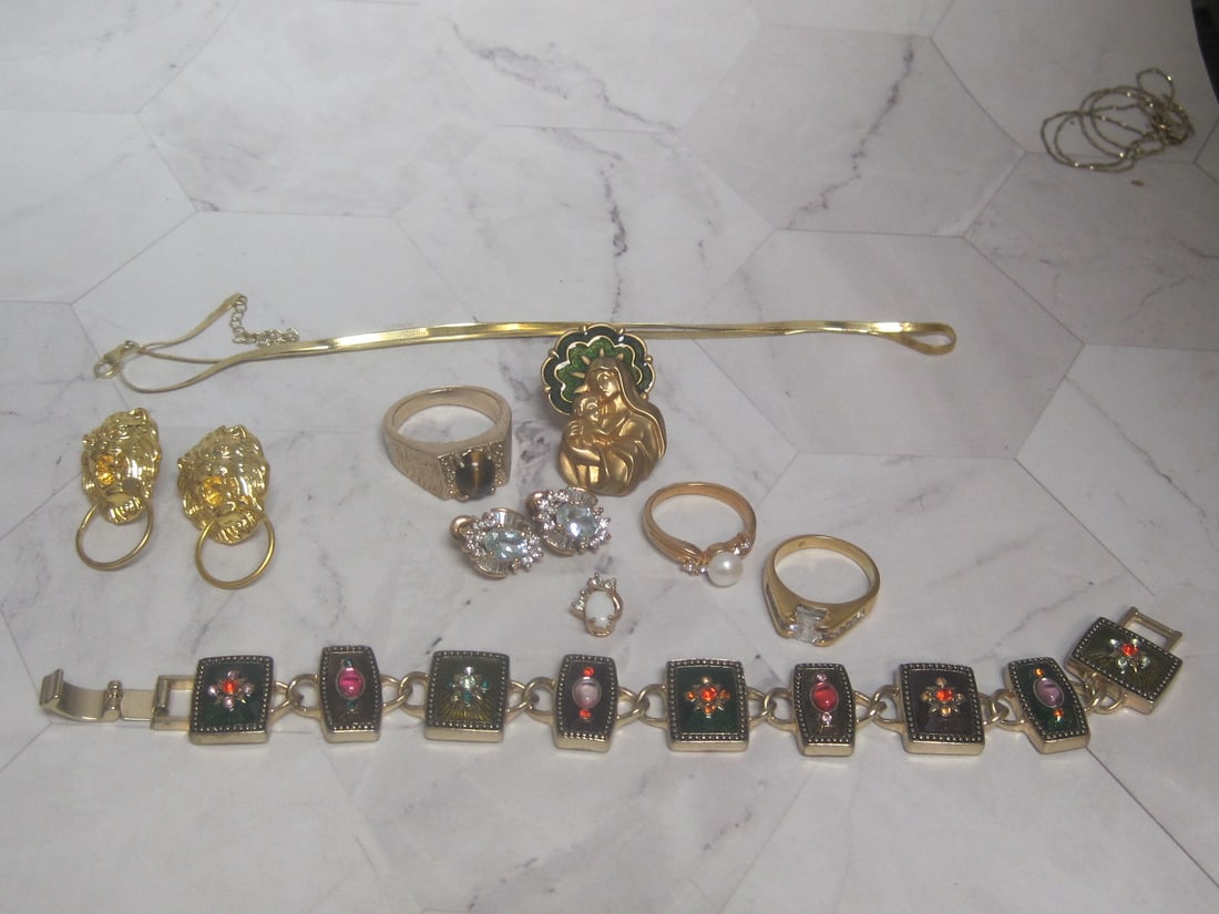 Lot of Goldtone Jewelry: .