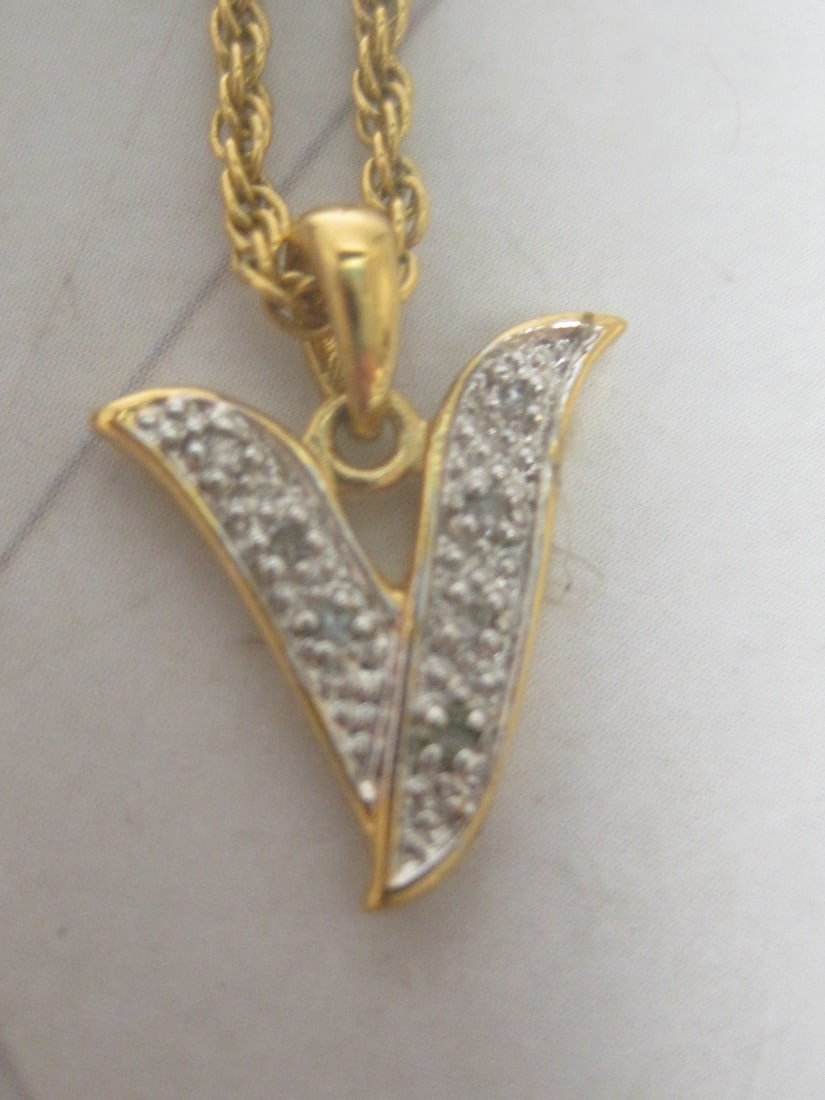 Danbury Mint Gold-Plated Chain with "V" Pendant - 2