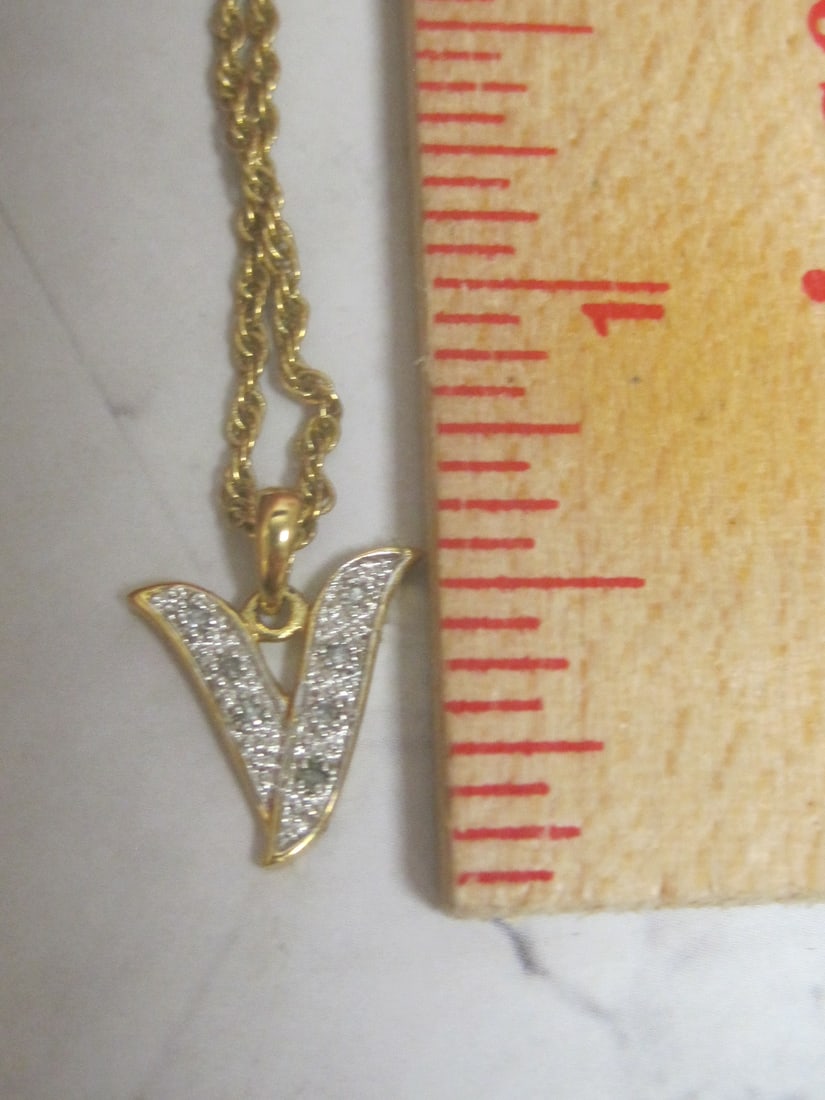 Danbury Mint Gold-Plated Chain with "V" Pendant - 5