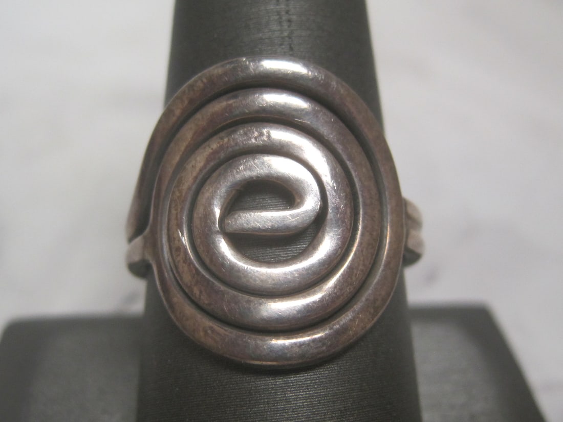 Sterling Silver Swirl Ring: Weighs 7.5 grams, Size 9 1/2
