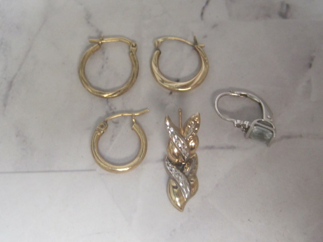 Lot of 5 10k Gold Single Earrings: Weighs 2.6 grams