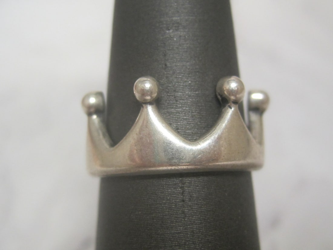 Sterling Silver Crown Ring: Weighs 4.2 grams, Size 6