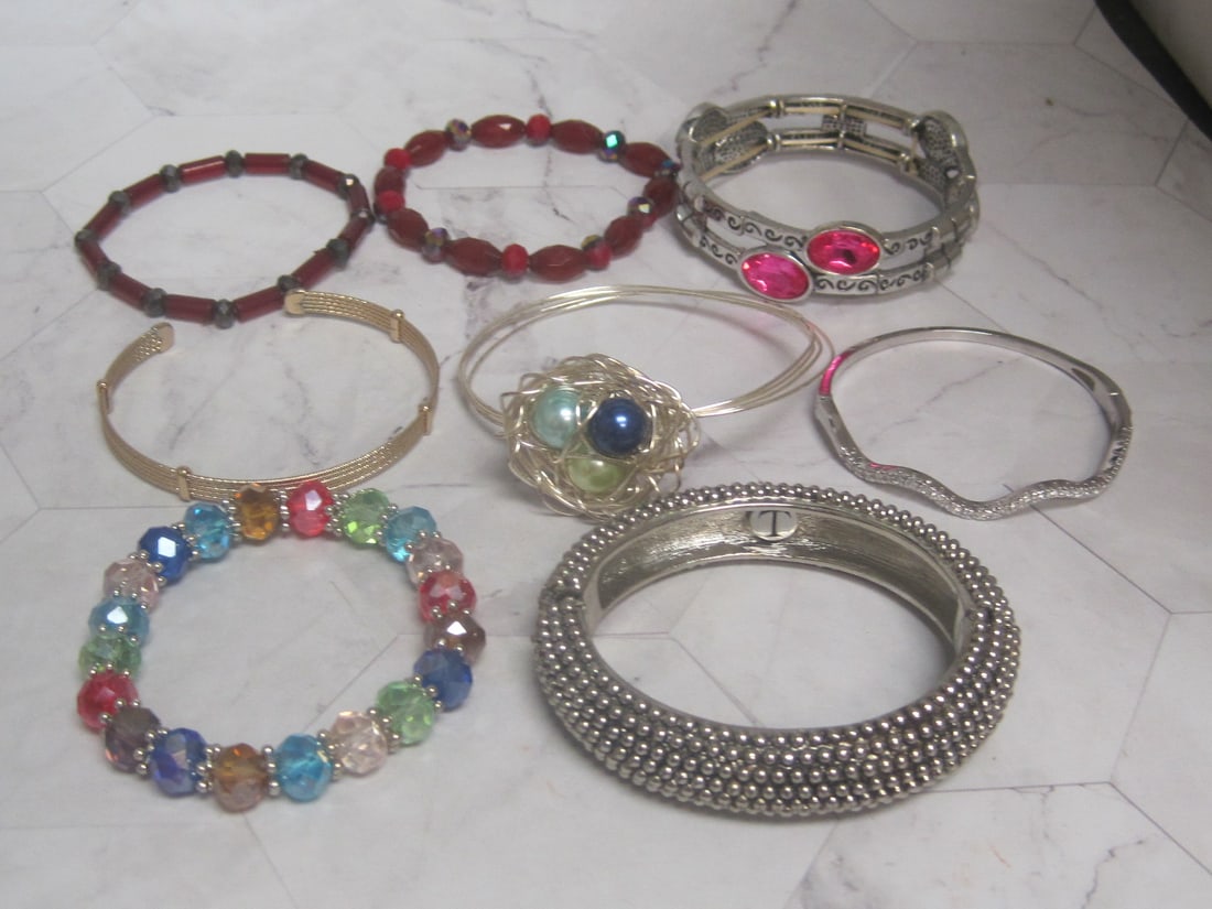 Lot of 8 Fashion Bracelets (1 of 5)