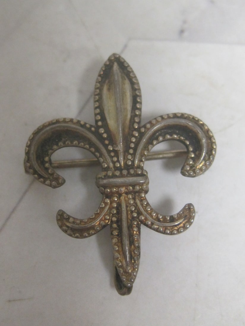 Antique Sterling Silver Fleur-de-lis Brooch: Weighs 2.9 grams
