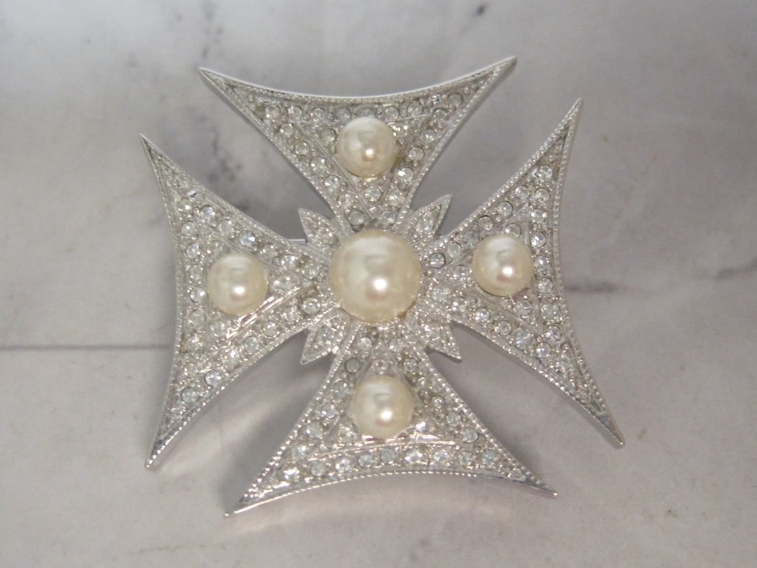 Vintage Silvertone Maltese Cross Brooch: Signed B& W