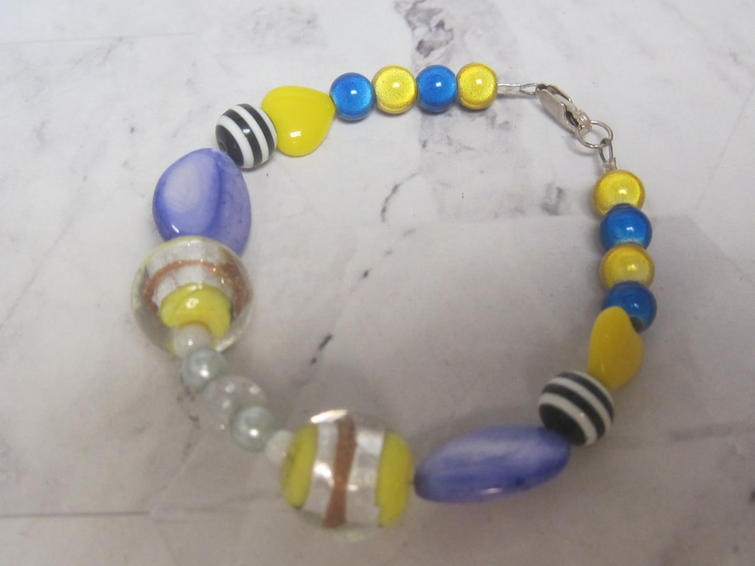 7" Art Glass Bead Bracelet with Sterling Silver Clasp: .
