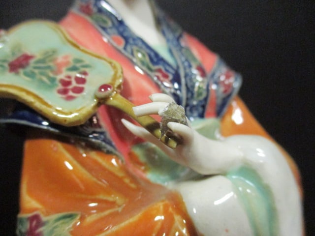 Three Chinese Shiwan Wucai Style Porcelain Geisha Figures and Wood Display with - 5