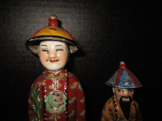 Two Chinese Polychrome Porcelain Mandarin Court Official Figures - 2