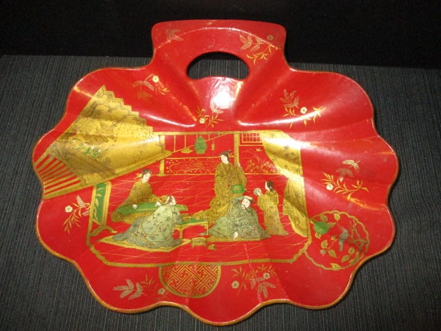 Handled Red Lacquered Wood Chinese Shell Shape Dish with Gilt Geisha Scene Design - 2