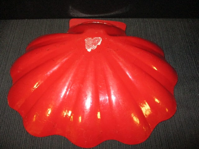 Handled Red Lacquered Wood Chinese Shell Shape Dish with Gilt Geisha Scene Design - 4
