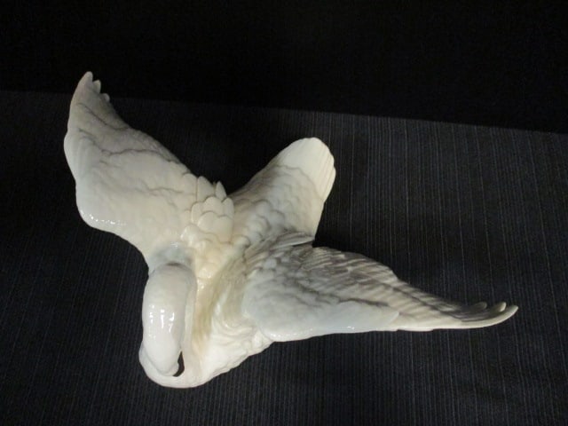 Lenox Ivory China Edition "The Majestic Swan" Porcelain Figure - 2