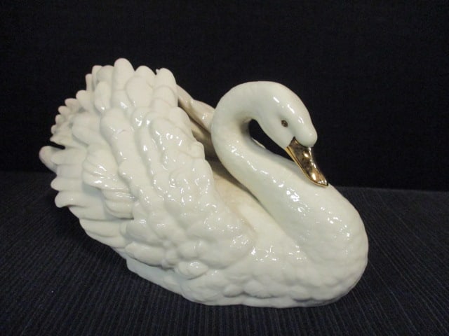 Lenox Ivory China Edition "The Graceful Swan" Porcelain Figure: 4"h, 8" long