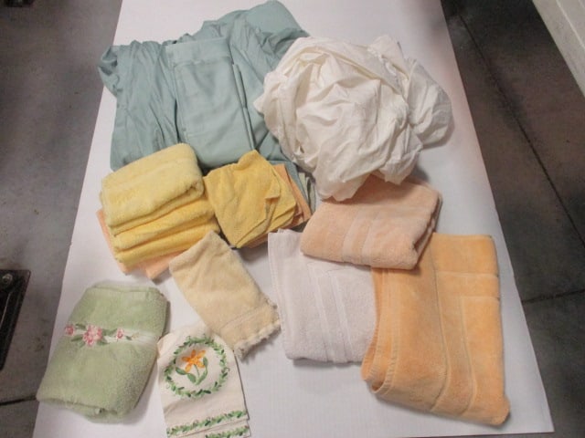 Set of King Size Sheets, Bath Mats, Face Towels, Fitted Twin Sheet, etc.: .