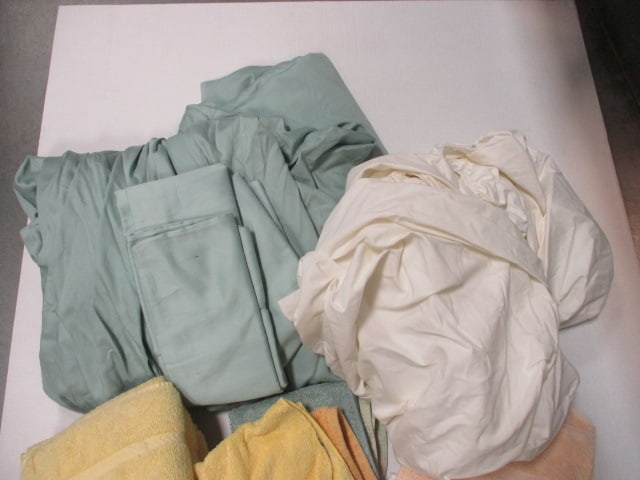Set of King Size Sheets, Bath Mats, Face Towels, Fitted Twin Sheet, etc. - 2