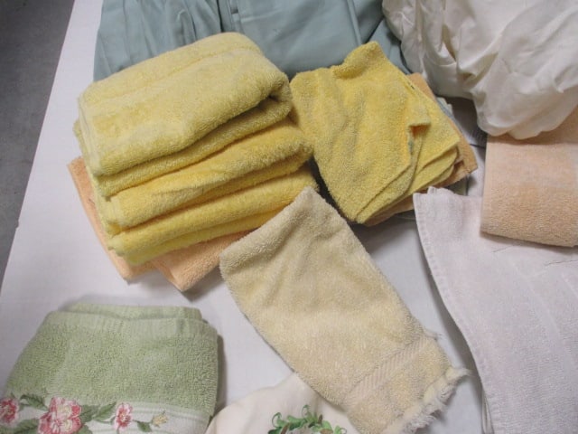 Set of King Size Sheets, Bath Mats, Face Towels, Fitted Twin Sheet, etc. - 3