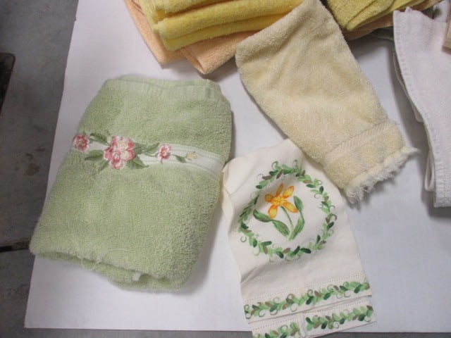 Set of King Size Sheets, Bath Mats, Face Towels, Fitted Twin Sheet, etc. - 4