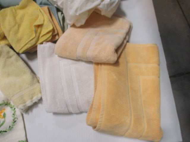 Set of King Size Sheets, Bath Mats, Face Towels, Fitted Twin Sheet, etc. - 5