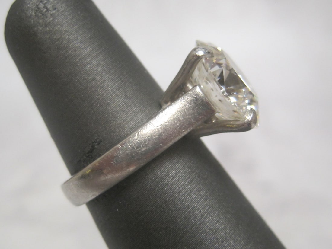 Platinum 5.85 Carat Round Brilliant Cut Diamond Ring appraised at $52,622.00 (25 years ago) - 3
