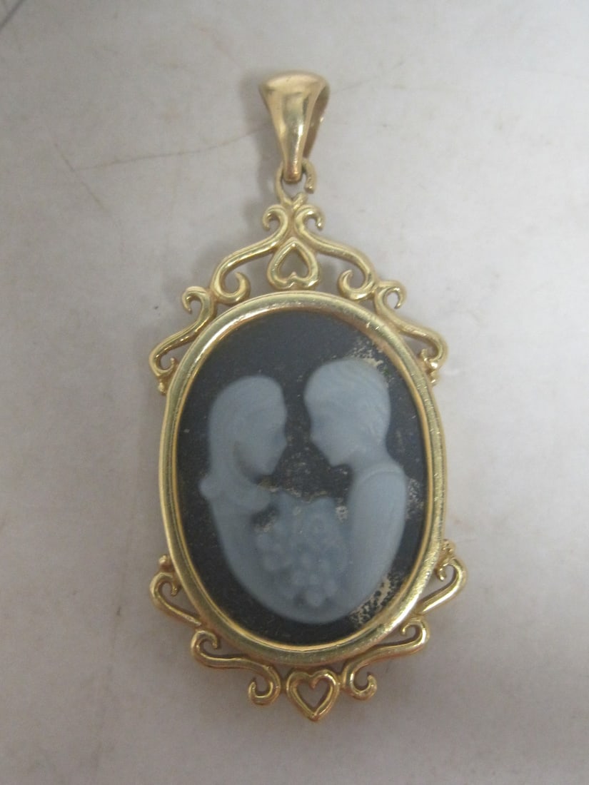 14k Gold Blue Agate Couple Cameo Pendant: Weighs 4.6 grams