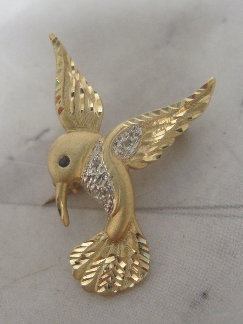 14k Gold Hummingbird Brooch with Diamond Accents & Sapphire Eye: Weighs 3.6 grams