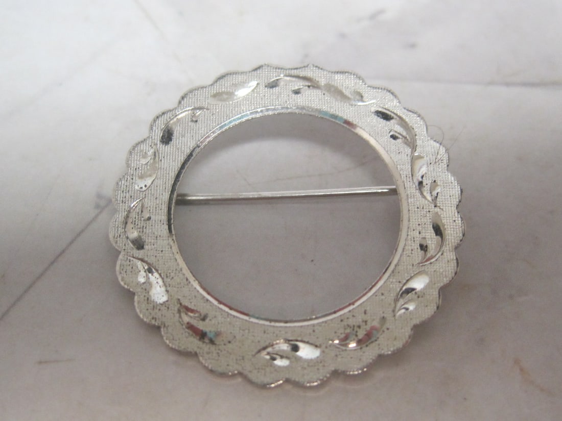 Sterling Silver Wreath Style Brooch: Weighs 3.9 grams