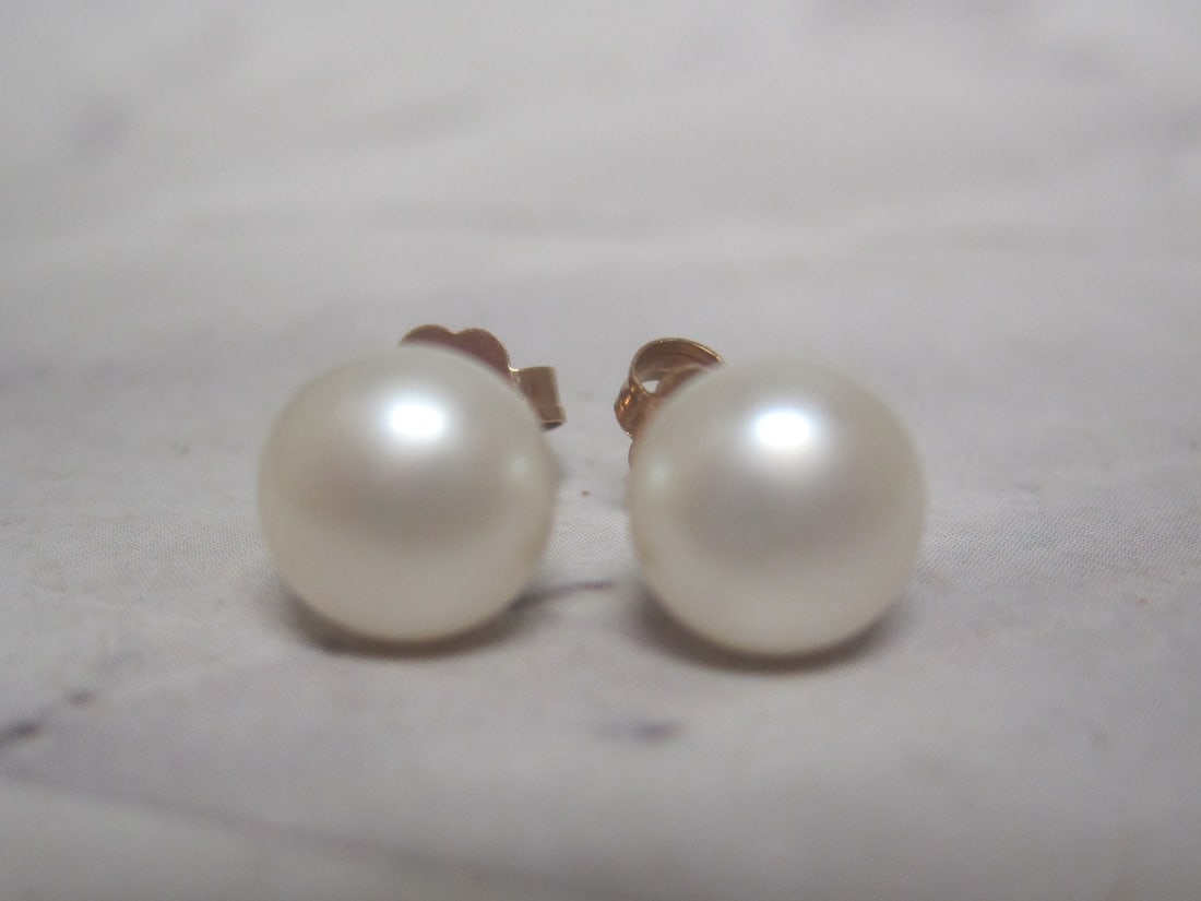 10k Gold Pearl Earrings: .