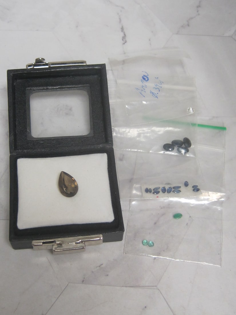 Lot of Loose Gemstones: Including quartz, sapphires, & emeralds