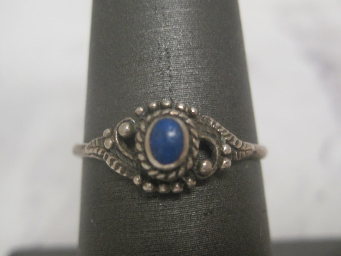 Sterling Silver Petite Lapis Inlaid Ring: Weighs 1.3 grams, Size 7 1/2
