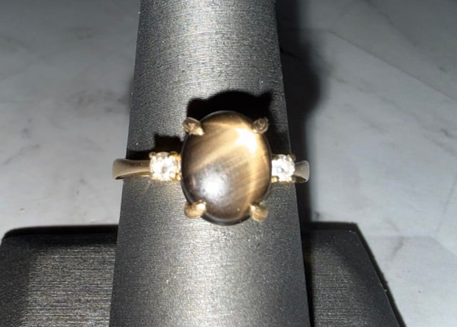 14k Gold Black Star Sapphire & Diamond Ring: Weighs 4.6 grams, Size 8 1/2