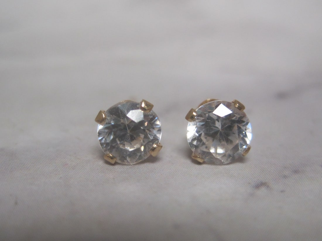 14k Gold CZ Stud Pierced Earrings: Weighs 0.8 gram