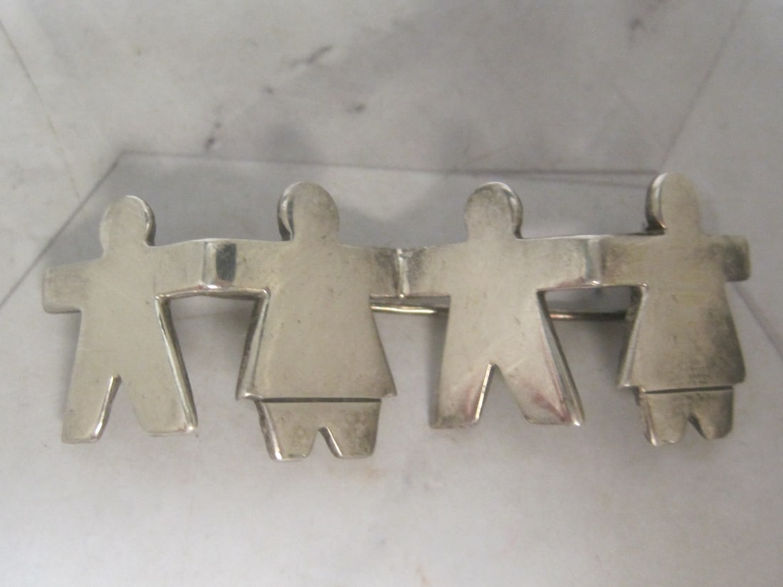 Sterling Silver Children Holding Hands Brooch: Weighs 11.6 grams