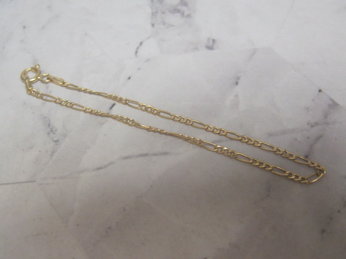 7" 14k Gold Figaro Bracelet: Weighs 0.7 gram