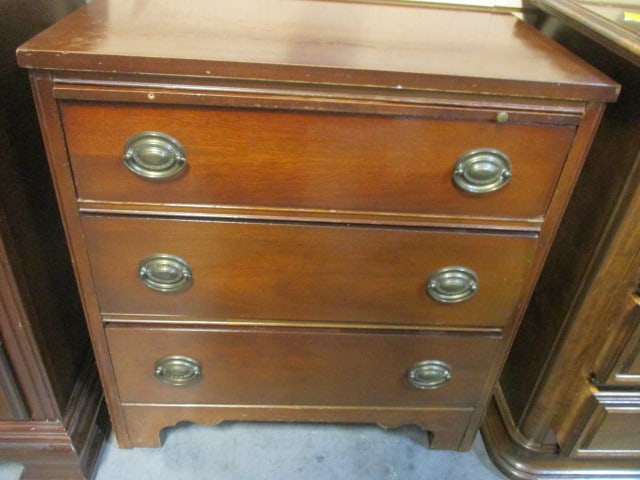 Vintage Federal Style Mahogany 3 Drawer Bachelor's Chest: 28 x 16 x 30 (Pull out shelf is missing 1 knob)