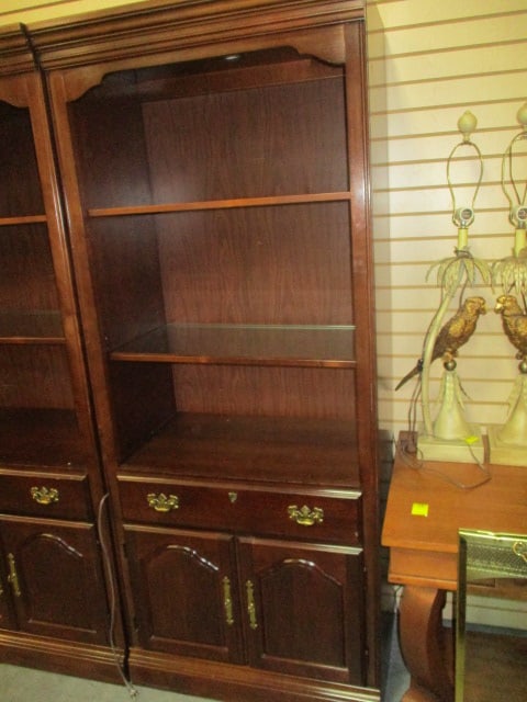 1 Drawer 2 door 3 Shelf Lighted Curio Cabinet: 32 x 20 x 78