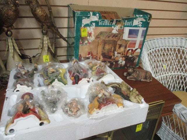 Grandeur Noel Manger Set & 9 PC Porcelain Nativity Set (1 of 18)