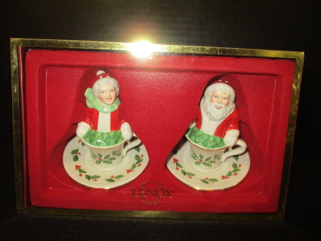 Lenox Mr. & Mrs. Claus Salt/Pepper Set: 4"