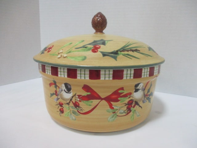 Lenox 'Winter Greetings' Covered Casserole Dish: 9 x 4