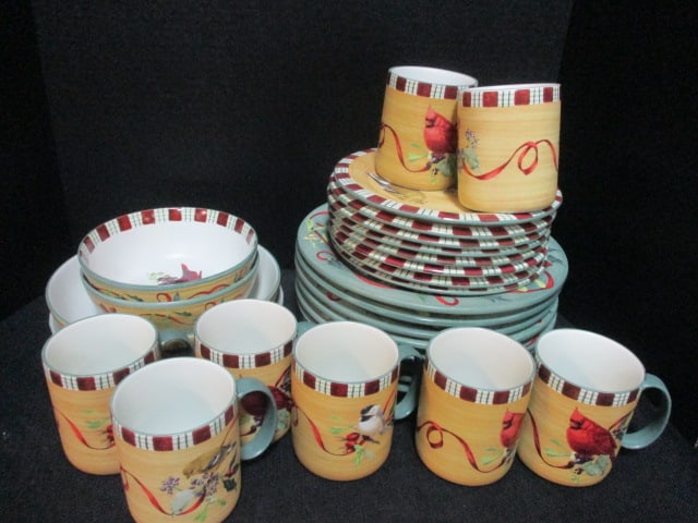 Lenox 'Winter Greetings' Dinnerware (28 PC): .