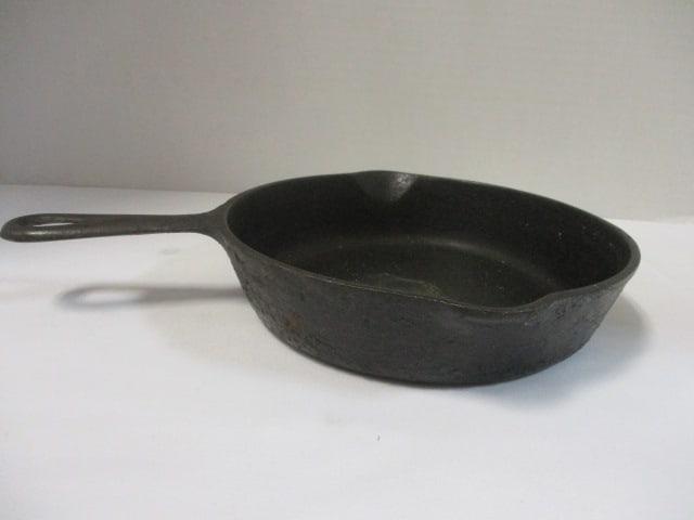 Cast Iron Skillet: 8"
