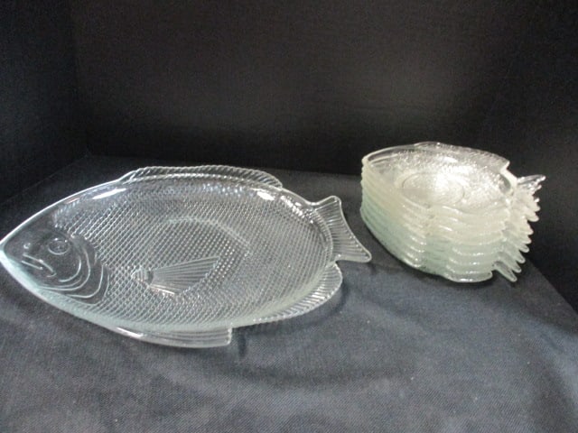 Fish Shape Glass Snack Set (9 PC): .