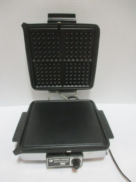 Black & Decker Grill/Waffle Baker: Powers On