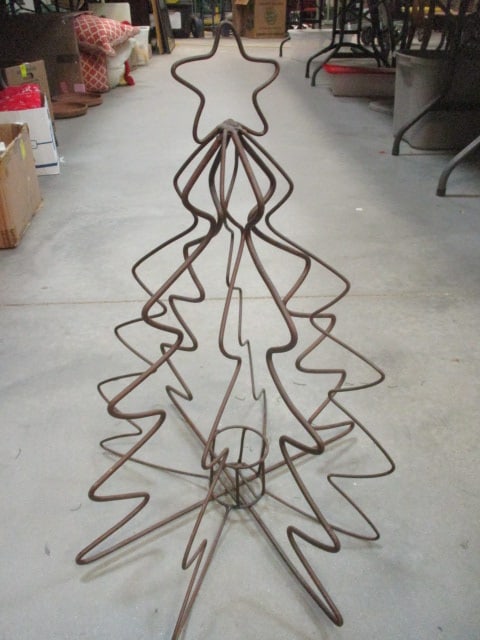 Rustic Metal Wire Tree: 1 pc of Wire needs welding (see pictures) 18 x 24