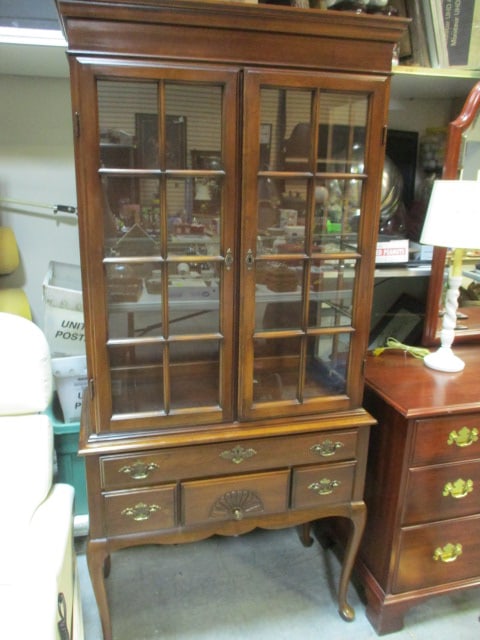 Traditional Queen Anne Style Mahogany 2 Piece Illuminated China Hutch Server (1 of 5)