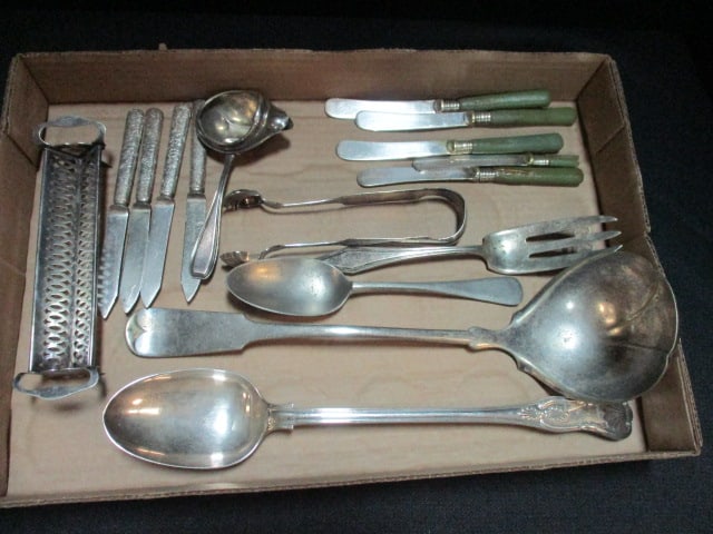 Vintage Silverplated Serving Pieces, Spreaders and Sugar/Cracker Tray: .