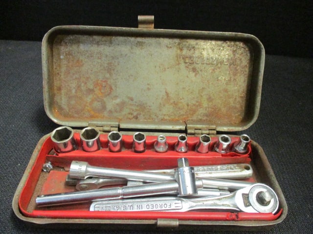 Craftsman 14 Piece Socket Set in Metal Storage Case: .