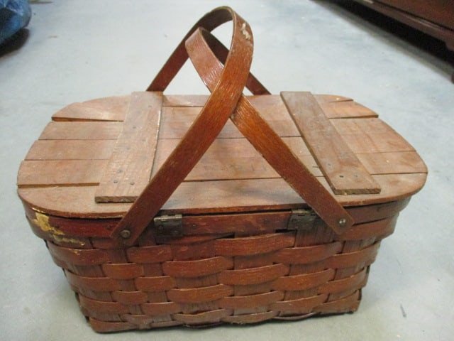 Vintage Split Oak Picnic Basket with Wood Slat Lid: .